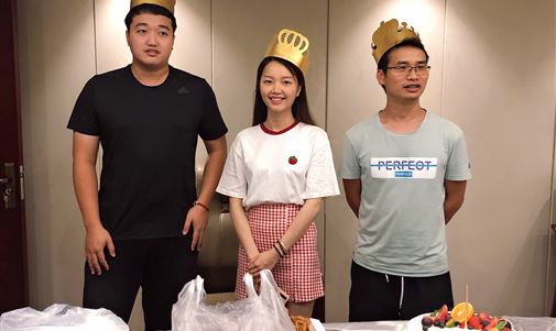 公司舉辦7月份員工生日會(huì)